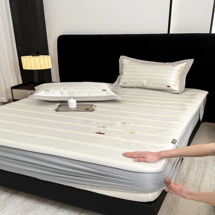 91家纺网 家纺一手货源 找家纺 （总）木希2025春夏新款可水洗冰丝席幻彩刺绣床笠系列-场景二