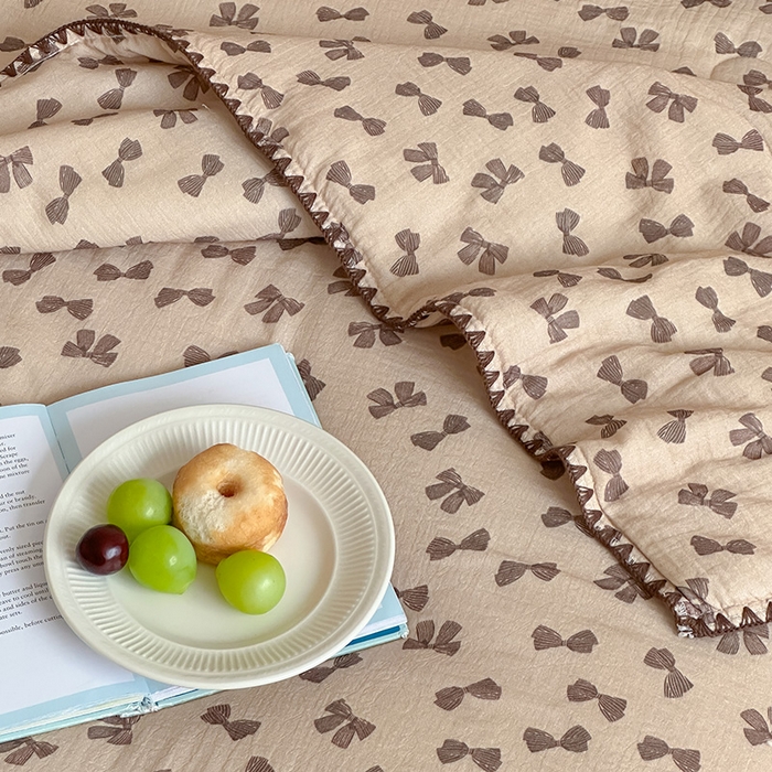 91家纺网 家纺一手货源 找家纺 三朵家纺 2025春夏新款全棉纯棉双层绉绉纱三角针夏被夏凉被空调被 可爱蝴蝶结