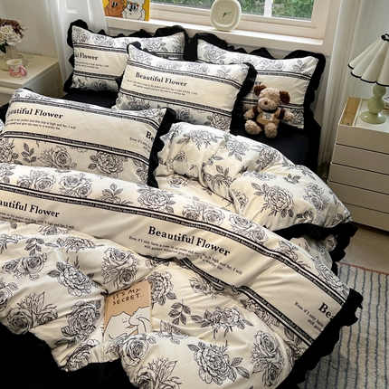 91家纺网 家纺一手货源 找家纺 花伞家居 2025新款赫本黑色大花边水洗棉印花四件套（提供买家秀） 赫本-花芯