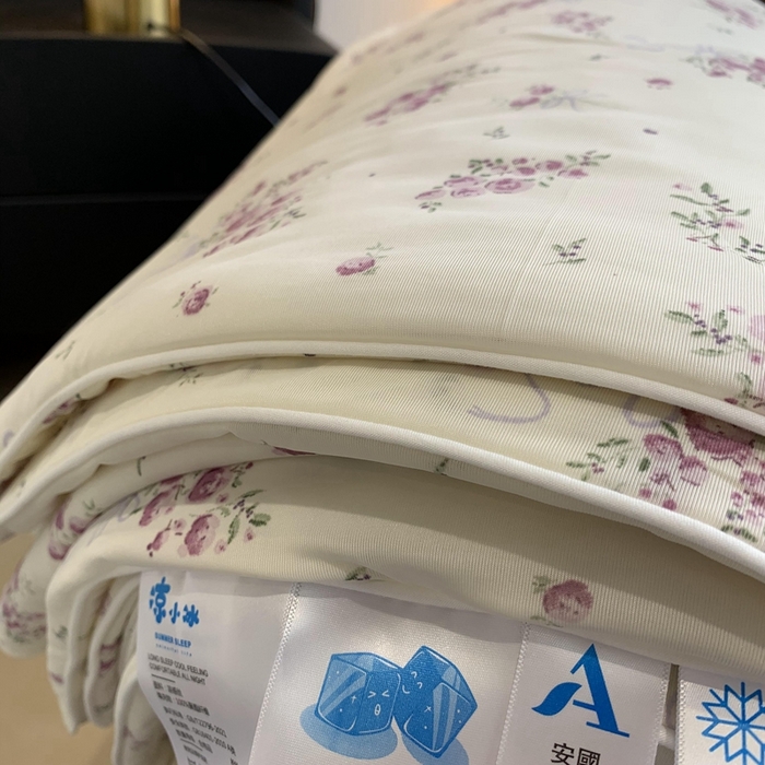 91家纺网 家纺一手货源 找家纺 奈萝家纺 2025新款A类凉感丝小凉皮夏被可机洗夏被新品空调被 樱花紫