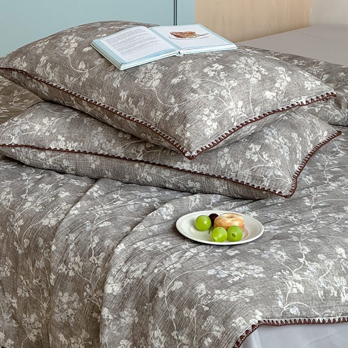 91家纺网 家纺一手货源 找家纺 三朵家纺 2025春夏新款全棉纯棉双层绉绉纱三角针夏被夏凉被空调被 花枝漫舞