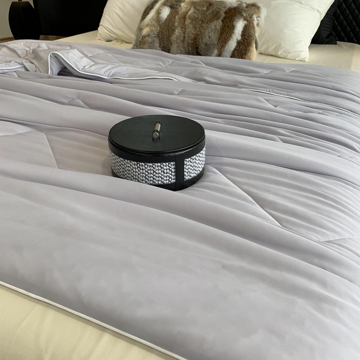 91家纺网 家纺一手货源 找家纺 奈萝家纺 2025新款A类凉感丝小凉皮夏被可机洗夏被新品空调被 幽兰拿铁