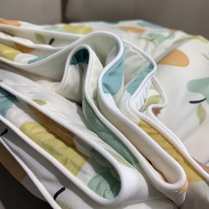 91家纺网 家纺一手货源 找家纺 奈萝家纺 2025新款A类凉感丝小凉皮夏被可机洗夏被新品空调被 小苹果绿