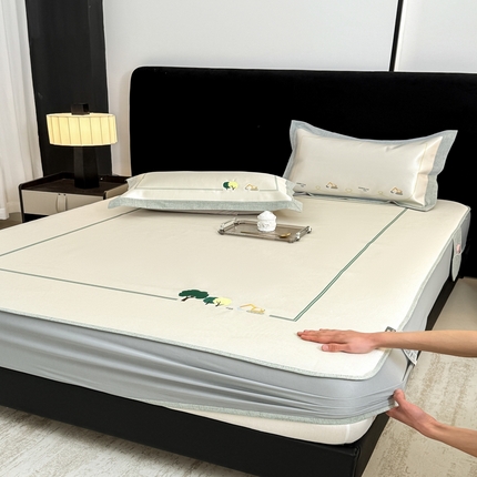 91家纺网 家纺一手货源 找家纺 （总）木希2025春夏新款可水洗冰丝席幻彩刺绣床笠系列-场景二