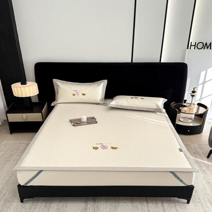 91家纺网 家纺一手货源 找家纺 （总）木希2025春夏新款可水洗冰丝席幻彩刺绣平席系列-场景二