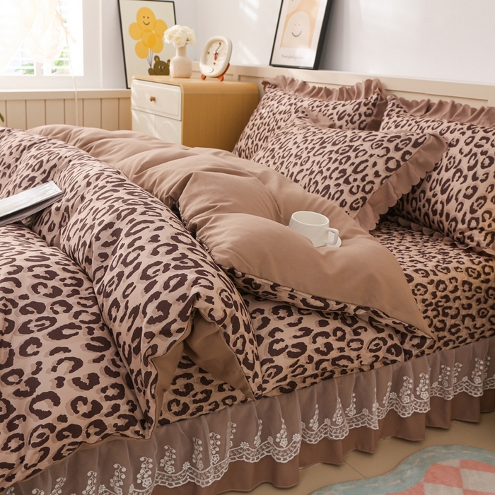 91家纺网 家纺一手货源 找家纺 铠畅  2025新款法式花边云朵棉床盖款夏被四件套 豹纹