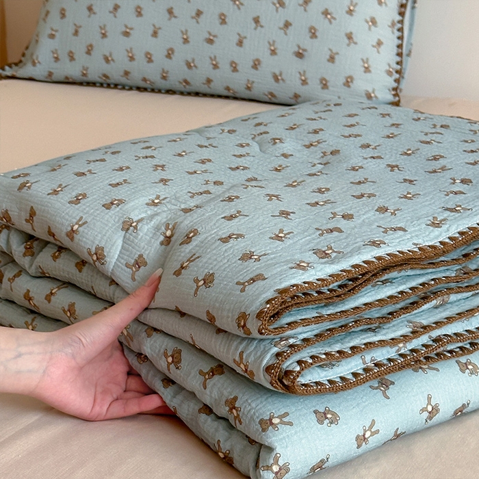 91家纺网 家纺一手货源 找家纺 三朵家纺 2025春夏新款全棉纯棉双层绉绉纱三角针夏被夏凉被空调被 蓝色熊仔