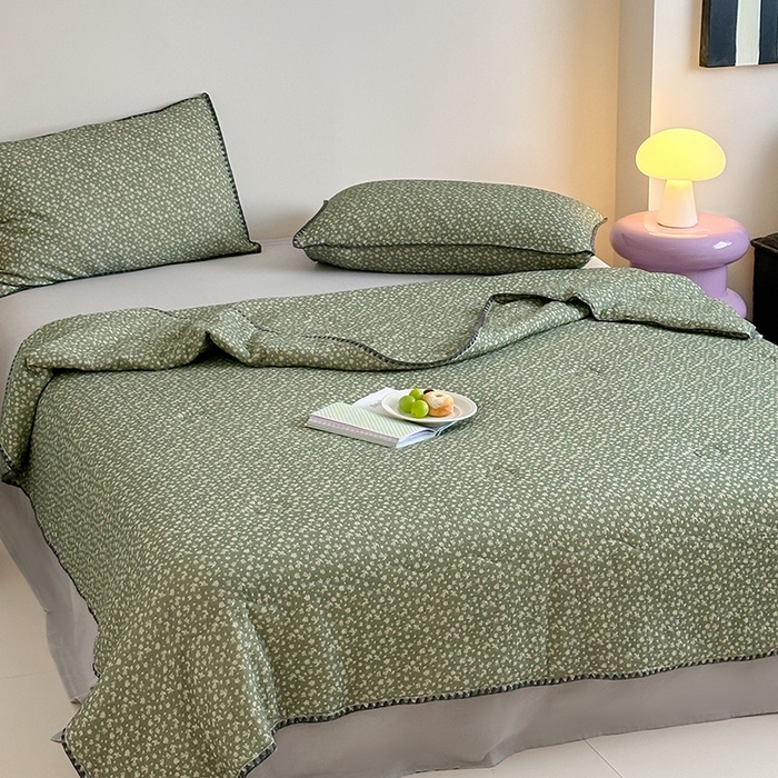 91家纺网 家纺一手货源 找家纺 三朵家纺 2025春夏新款全棉纯棉双层绉绉纱三角针夏被夏凉被空调被 恬静时光