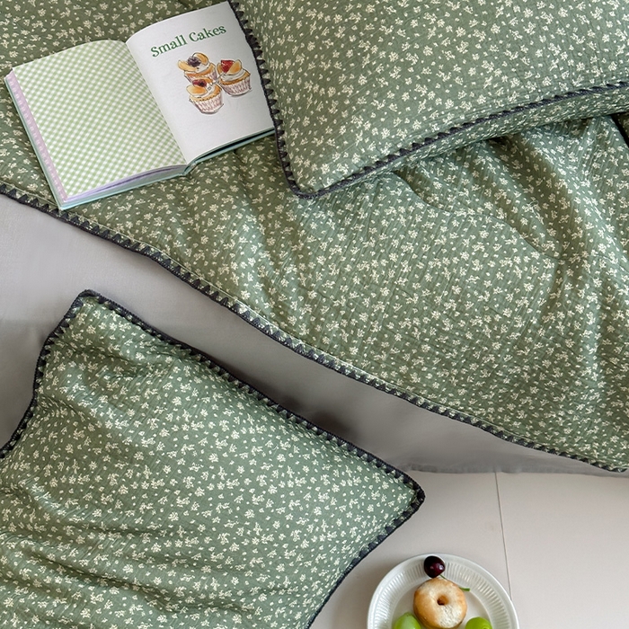 91家纺网 家纺一手货源 找家纺 三朵家纺 2025春夏新款全棉纯棉双层绉绉纱三角针夏被夏凉被空调被 恬静时光