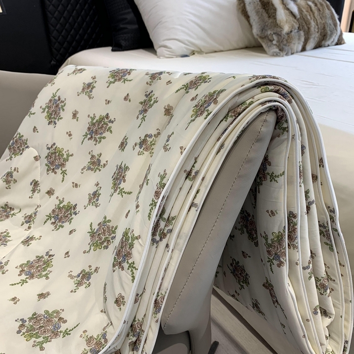 91家纺网 家纺一手货源 找家纺 奈萝家纺 2025新款A类凉感丝小凉皮夏被可机洗夏被新品空调被 碎花情怀