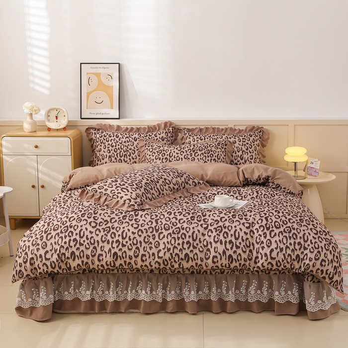 91家纺网 家纺一手货源 找家纺 铠畅  2025新款法式花边云朵棉床盖款夏被四件套 豹纹