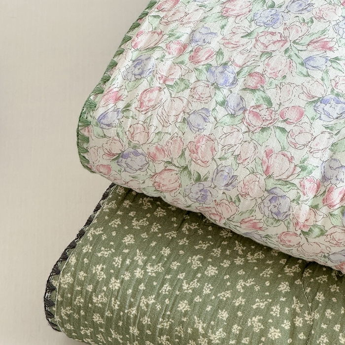 91家纺网 家纺一手货源 找家纺 三朵家纺 2025春夏新款全棉纯棉双层绉绉纱三角针夏被夏凉被空调被 组合图仅供展示