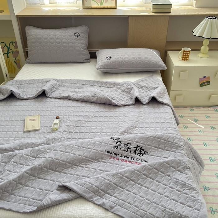 91家纺网 家纺一手货源 找家纺 云雀 2025新款A类加棉刺绣棉花床笠+盖毯 棉花盖毯-灰