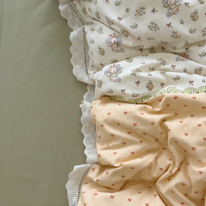 91家纺网 家纺一手货源 找家纺 竹合家纺 2025新款春日碎花法式镂空花边款式提花皱皱四件套 法式-甜心小小兔