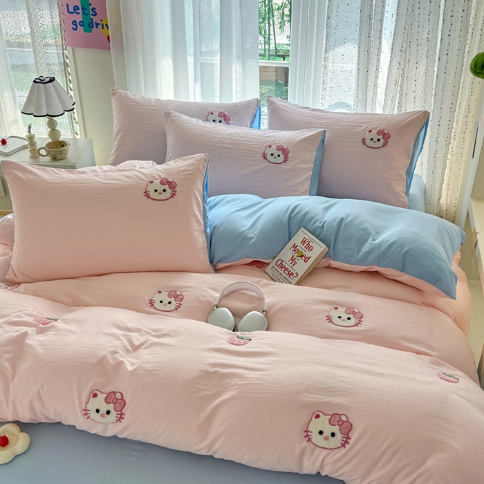 91家纺网 家纺一手货源 找家纺 优卡迪家纺馆 2025新款水洗棉毛巾绣四件套（下载文件夹包含买家秀） 草莓KT-玉粉