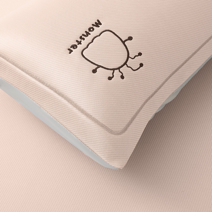 91家纺网 家纺一手货源 找家纺 全季家居 2025新款5A抗菌碳光卡通贴布系列冰丝席 床笠款-快乐精灵-淡粉