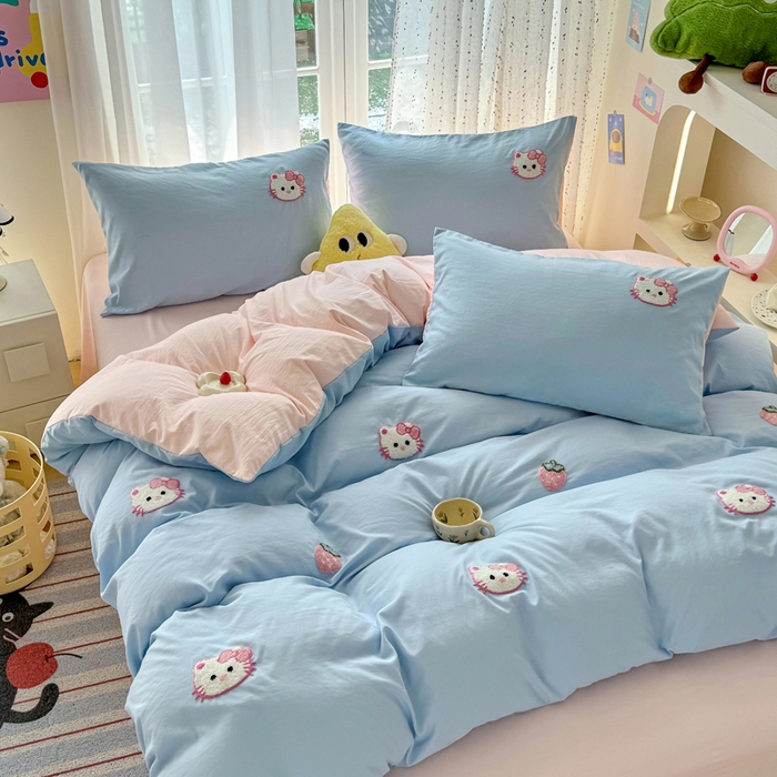 91家纺网 家纺一手货源 找家纺 优卡迪家纺馆 2025新款水洗棉毛巾绣四件套（下载文件夹包含买家秀） 草莓KT-天蓝