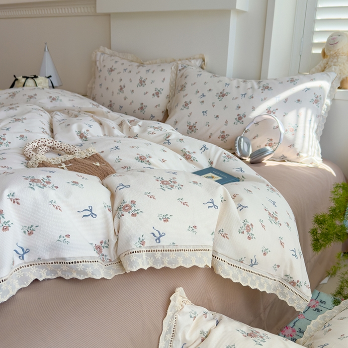 91家纺网 家纺一手货源 找家纺 竹合家纺 2025新款春日碎花法式镂空花边款式提花皱皱四件套 法式-海岛清茶