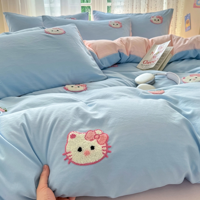 91家纺网 家纺一手货源 找家纺 优卡迪家纺馆 2025新款水洗棉毛巾绣四件套（下载文件夹包含买家秀） 草莓KT-天蓝