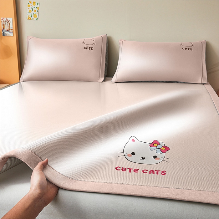 91家纺网 家纺一手货源 找家纺 全季家居 2025新款5A抗菌碳光卡通贴布系列冰丝席 床席款-胖脸猫咪-淡粉