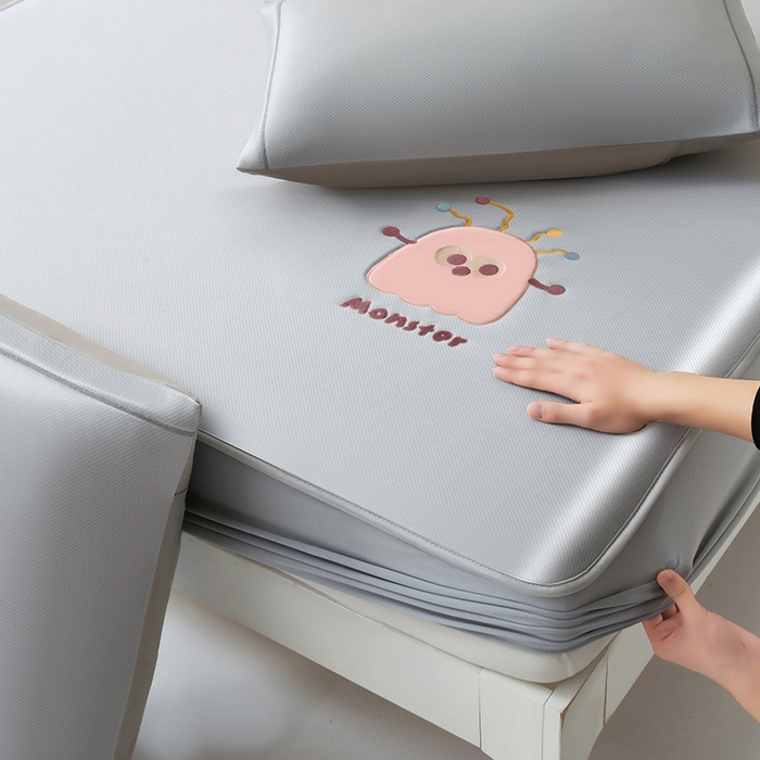 91家纺网 家纺一手货源 找家纺 全季家居 2025新款5A抗菌碳光卡通贴布系列冰丝席 床笠款-快乐精灵-银灰