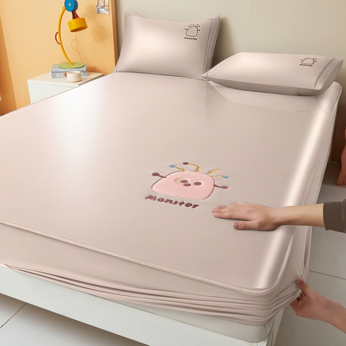 91家纺网 家纺一手货源 找家纺 全季家居 2025新款5A抗菌碳光卡通贴布系列冰丝席 床笠款-快乐精灵-淡粉