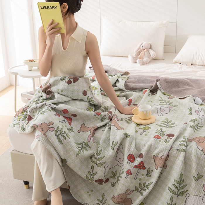 91家纺网 家纺一手货源 找家纺 乐家毛巾被（工厂自产自销） 2025春夏新款三层全棉纯棉印花毛巾被 蘑菇兔