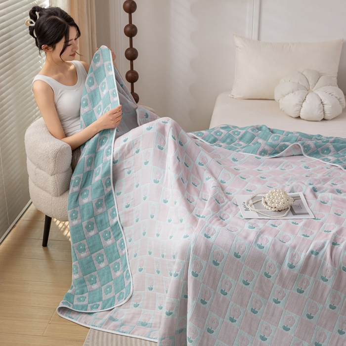 91家纺网 家纺一手货源 找家纺 乐家毛巾被（工厂自产自销） 2025春夏新款亲肤舒适六层纱布被 粉色方格郁金香