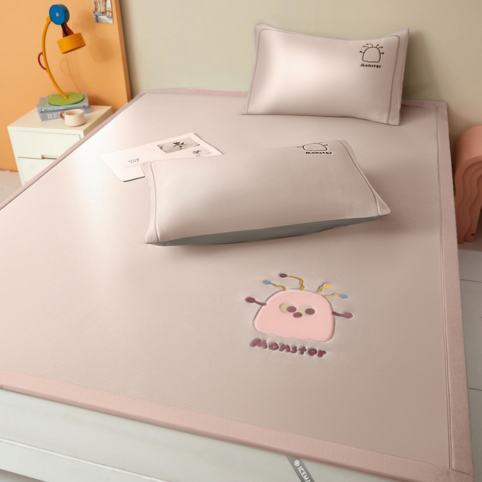 91家纺网 家纺一手货源 找家纺 全季家居 2025新款5A抗菌碳光卡通贴布系列冰丝席 床席款-快乐精灵-淡粉