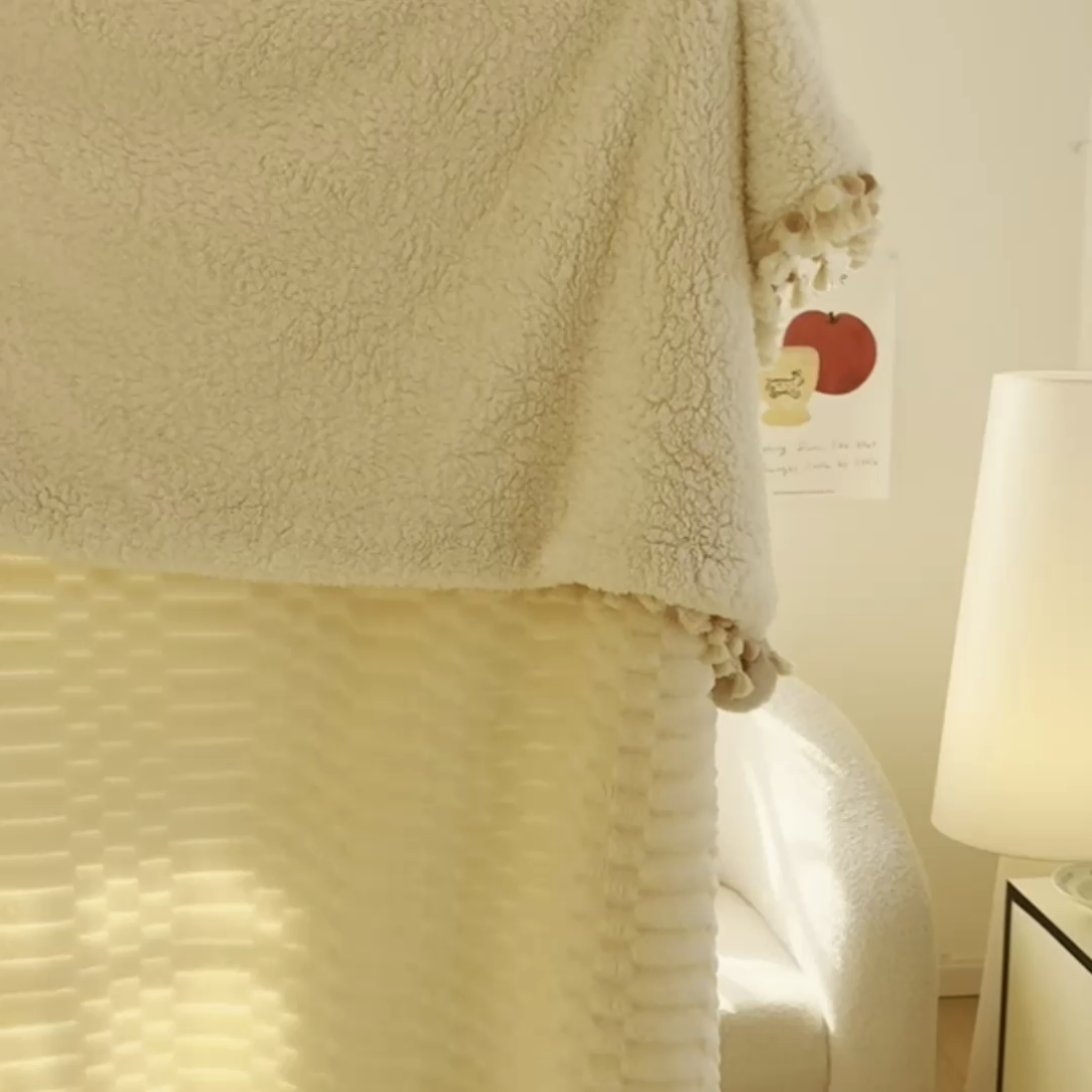 91家纺网 家纺一手货源 找家纺 潮邦创意家居 2025新款 奶芙绒流苏球毛毯 绵云白