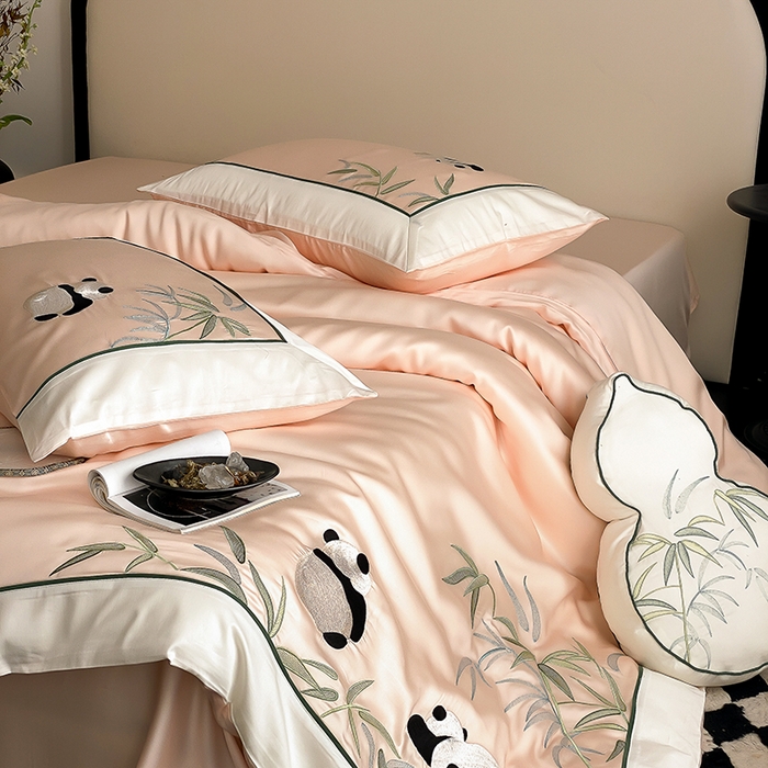 91家纺网 家纺一手货源 找家纺 MIU缪家居 2025新款60支兰精天丝四件套-熊猫与竹 熊猫与竹-浅粉