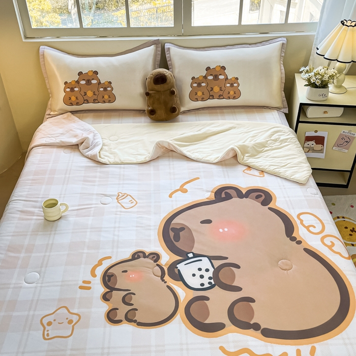 91家纺网 家纺一手货源 找家纺 博雅 2025新款A类大版数码印花冰丝凉席可组合凉感丝夏被-卡皮巴拉 可爱卡皮巴拉