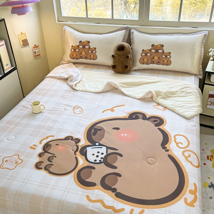 91家纺网 家纺一手货源 找家纺 博雅 2025新款A类大版数码印花冰丝凉席可组合凉感丝夏被-卡皮巴拉 可爱卡皮巴拉