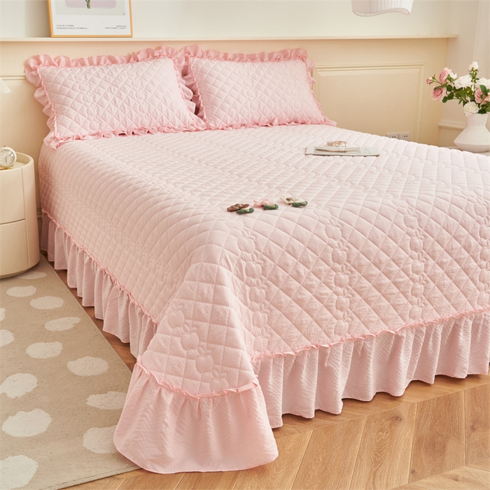 91家纺网 家纺一手货源 找家纺 恒爱家纺 2025新款A类泡泡纱床盖-杜鹃 香妃粉