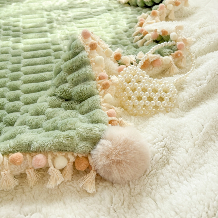 91家纺网 家纺一手货源 找家纺 潮邦创意家居 2025新款 奶芙绒流苏球毛毯 薄荷绿