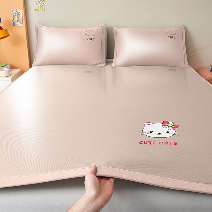 91家纺网 家纺一手货源 找家纺 全季家居 2025新款5A抗菌碳光卡通贴布系列冰丝席 床席款-胖脸猫咪-淡粉