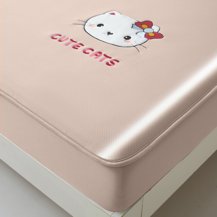 91家纺网 家纺一手货源 找家纺 全季家居 2025新款5A抗菌碳光卡通贴布系列冰丝席 床笠款-胖脸猫咪-淡粉