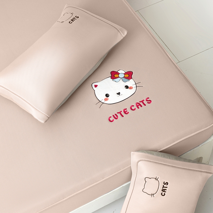 91家纺网 家纺一手货源 找家纺 全季家居 2025新款5A抗菌碳光卡通贴布系列冰丝席 床笠款-胖脸猫咪-淡粉