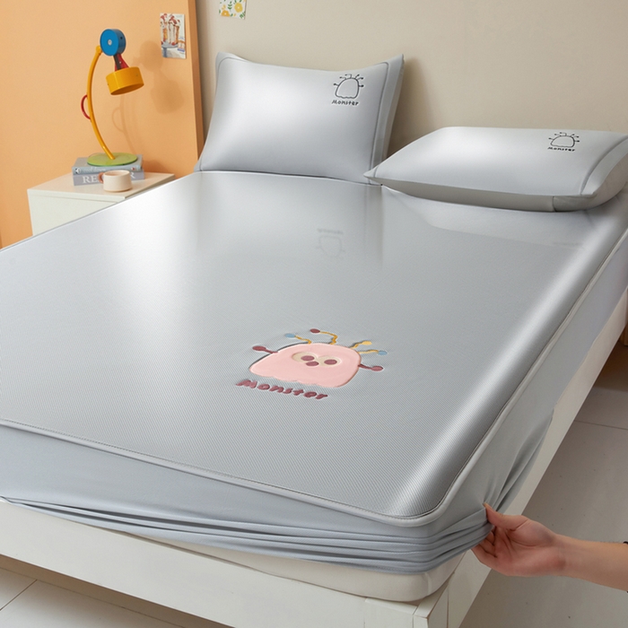 91家纺网 家纺一手货源 找家纺 全季家居 2025新款5A抗菌碳光卡通贴布系列冰丝席 床笠款-快乐精灵-银灰