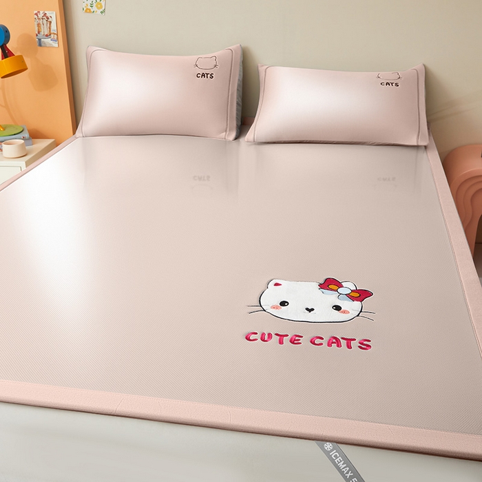 91家纺网 家纺一手货源 找家纺 全季家居 2025新款5A抗菌碳光卡通贴布系列冰丝席 床席款-胖脸猫咪-淡粉