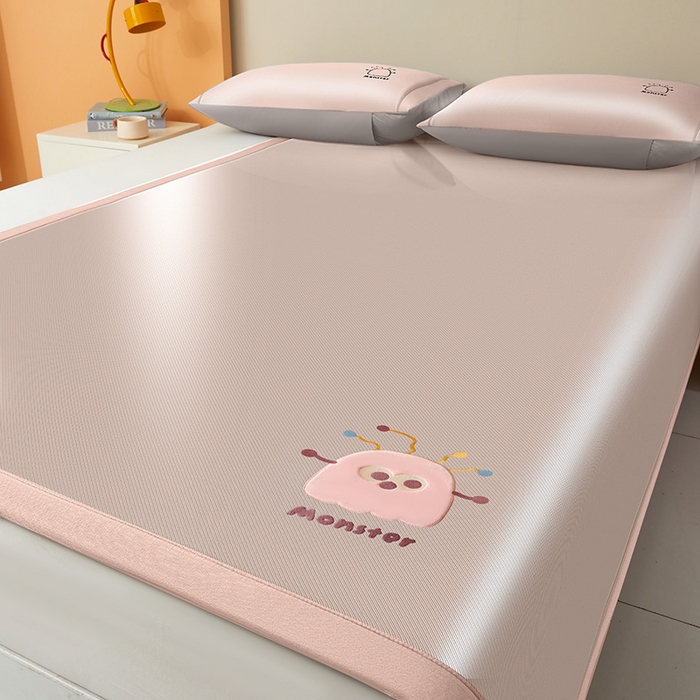 91家纺网 家纺一手货源 找家纺 全季家居 2025新款5A抗菌碳光卡通贴布系列冰丝席 床席款-快乐精灵-淡粉
