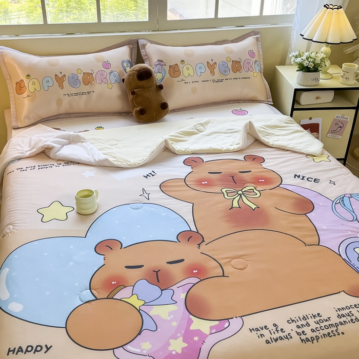 91家纺网 家纺一手货源 找家纺 博雅 2025新款A类大版数码印花冰丝凉席可组合凉感丝夏被-卡皮巴拉 许愿瓶卡皮巴拉