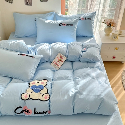 91家纺网 家纺一手货源 找家纺 优卡迪家纺馆 2025新款水洗棉毛巾绣四件套（下载文件夹包含买家秀） 开心熊-天空蓝