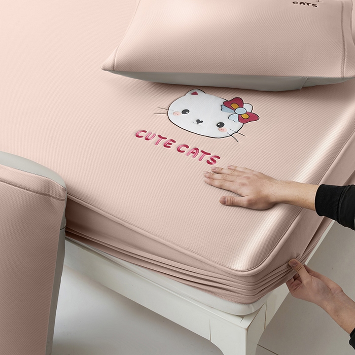 91家纺网 家纺一手货源 找家纺 全季家居 2025新款5A抗菌碳光卡通贴布系列冰丝席 床笠款-胖脸猫咪-淡粉