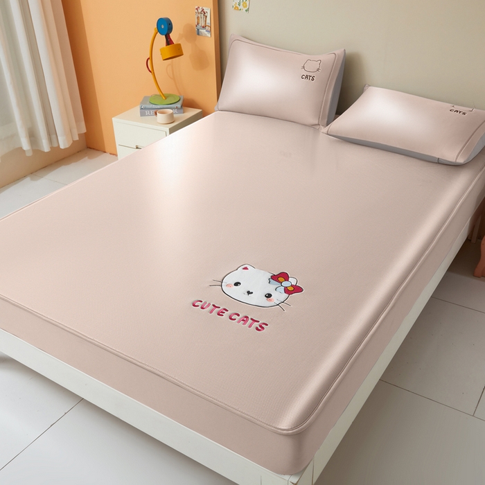 91家纺网 家纺一手货源 找家纺 全季家居 2025新款5A抗菌碳光卡通贴布系列冰丝席 床笠款-胖脸猫咪-淡粉