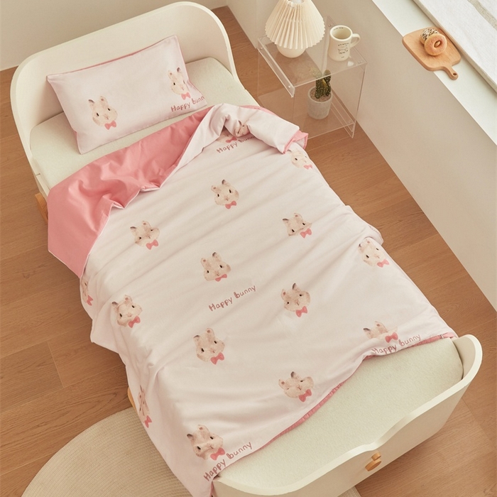 91家纺网 家纺一手货源 找家纺 艾佳宝贝 2025新款A类儿童全棉多功能单被套可拆式夏被四季被子 乖萌甜兔