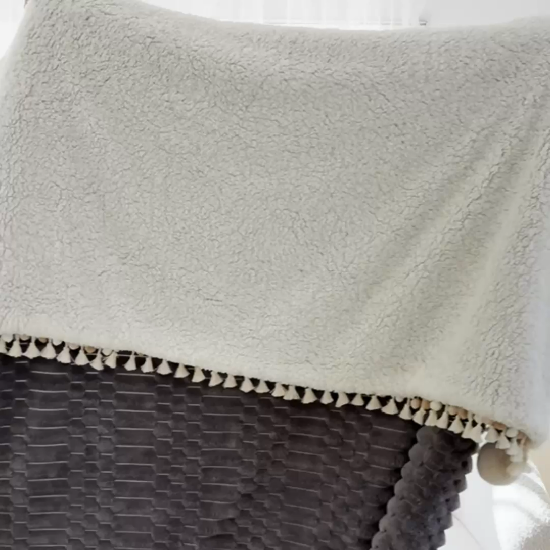 91家纺网 家纺一手货源 找家纺 潮邦创意家居 2025新款 奶芙绒流苏球毛毯 深暮灰