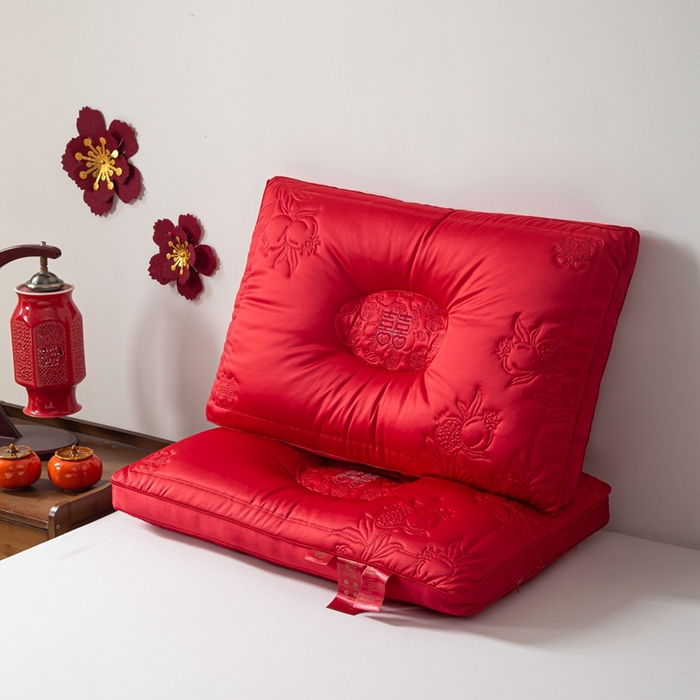 91家纺网 家纺一手货源 找家纺 2025新款婚庆枕芯 石榴花婚庆定型