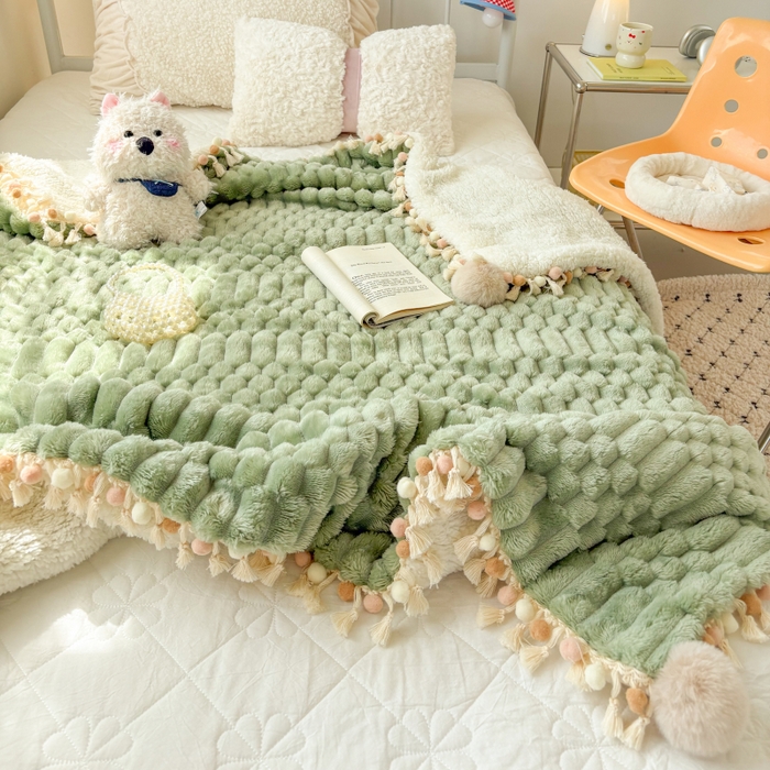 91家纺网 家纺一手货源 找家纺 潮邦创意家居 2025新款 奶芙绒流苏球毛毯 薄荷绿