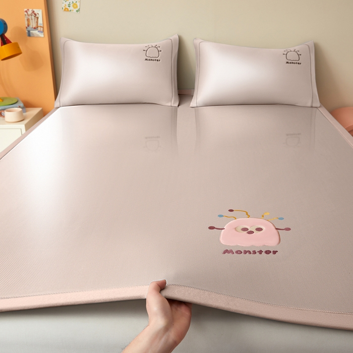 91家纺网 家纺一手货源 找家纺 全季家居 2025新款5A抗菌碳光卡通贴布系列冰丝席 床席款-快乐精灵-淡粉